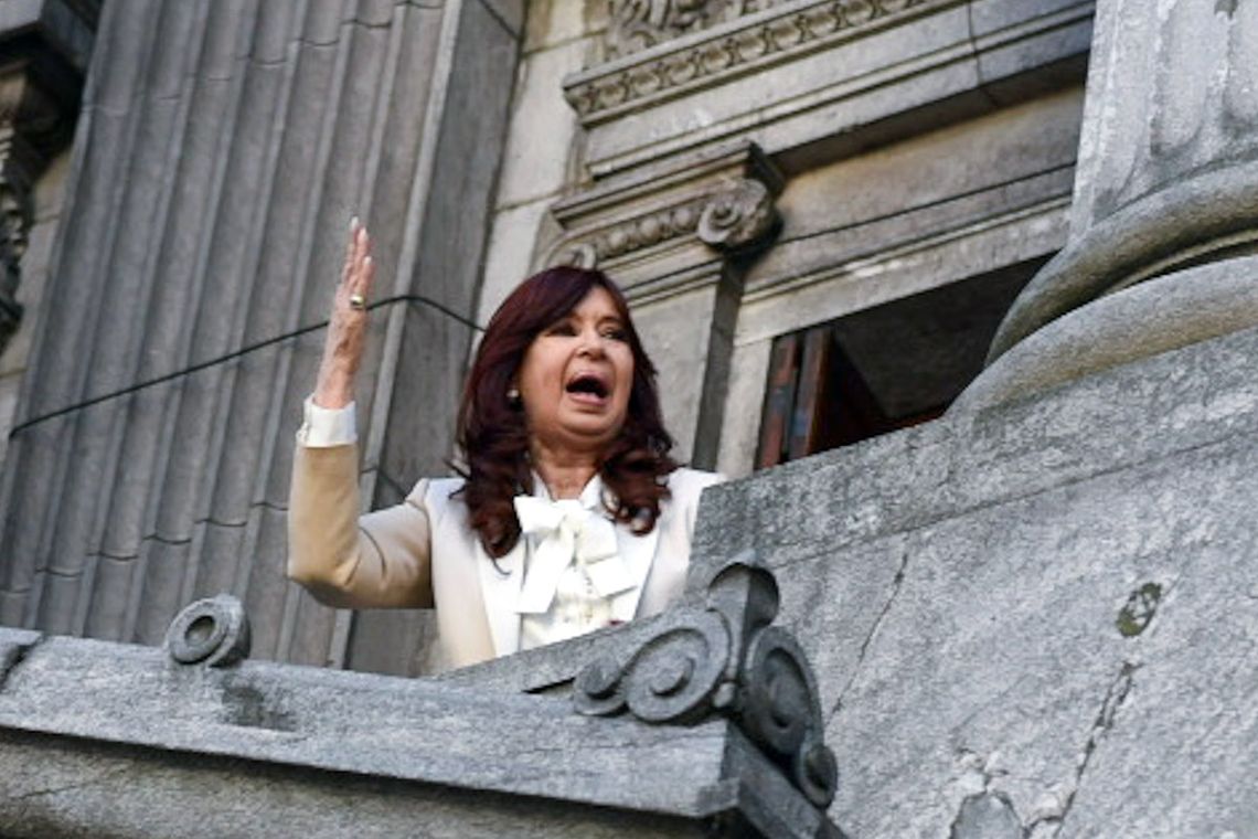 Luego de su descargo, Cristina Kirchner salió al balcón