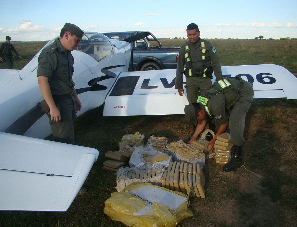 Personal de Gendarmería revisa droga secuestrada en una avioneta.