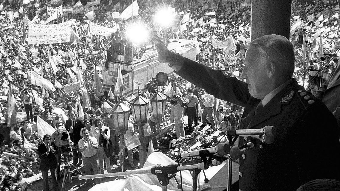 1982 - El dictador Leopoldo Galtieri le habla a una multitud reunida en la Plaza de Mayo para celebrar la reconquista de las Malvinas