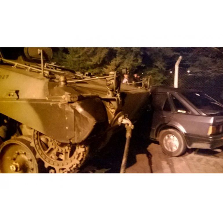 Tanque de guerra a contramano chocó con un auto en Entre Ríos