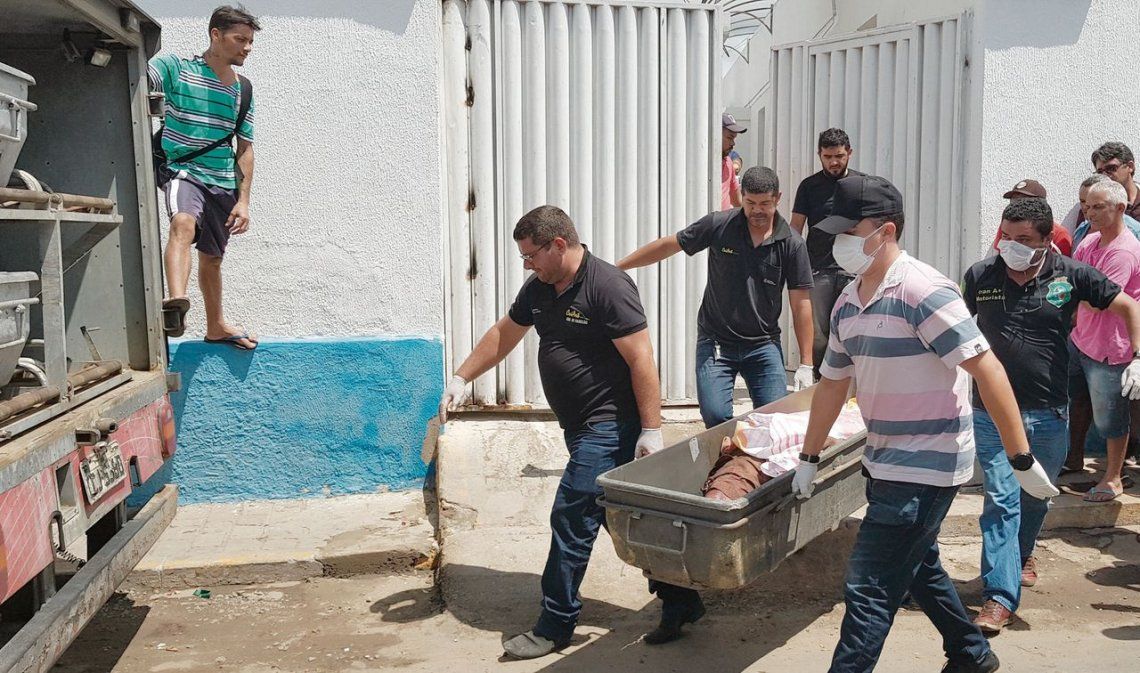 dUn grupo de personas traslada el cuerpo de uno de los fallecidos en la tragedia de Ceará.