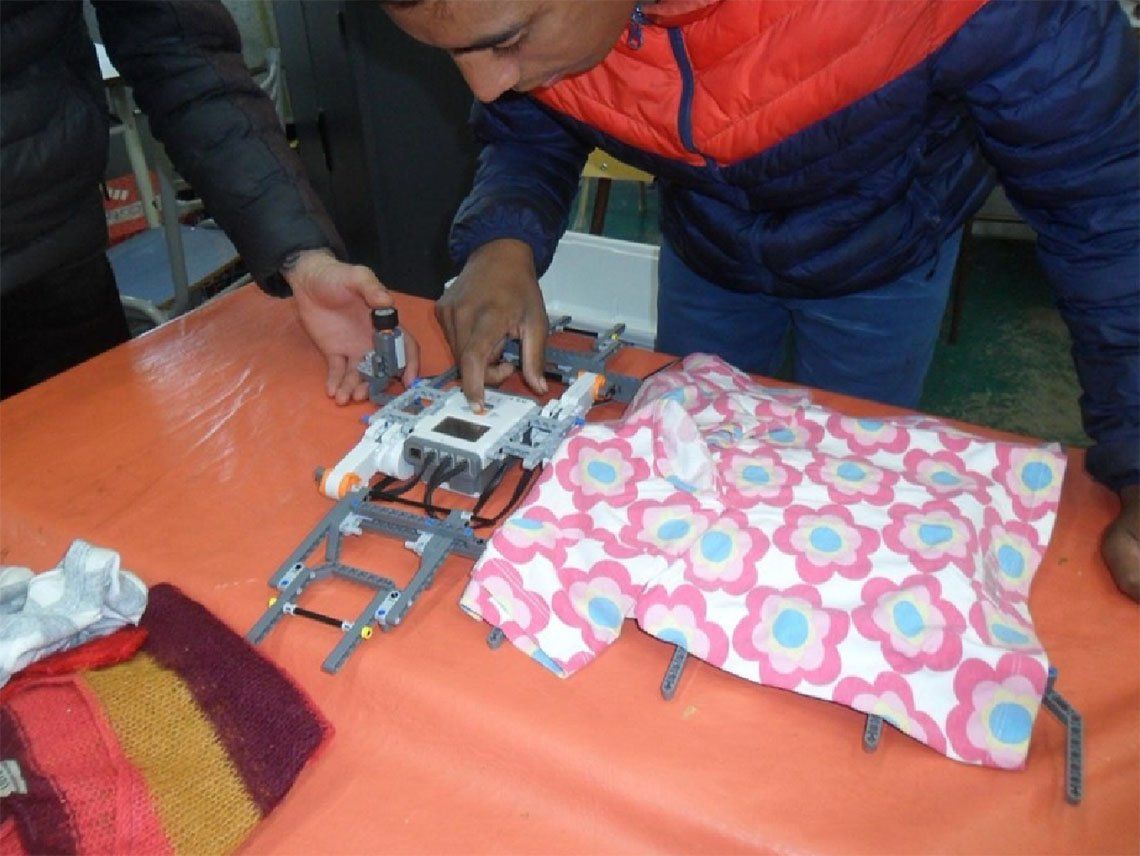 Avellaneda: alumnos crean un robot que dobla la ropa