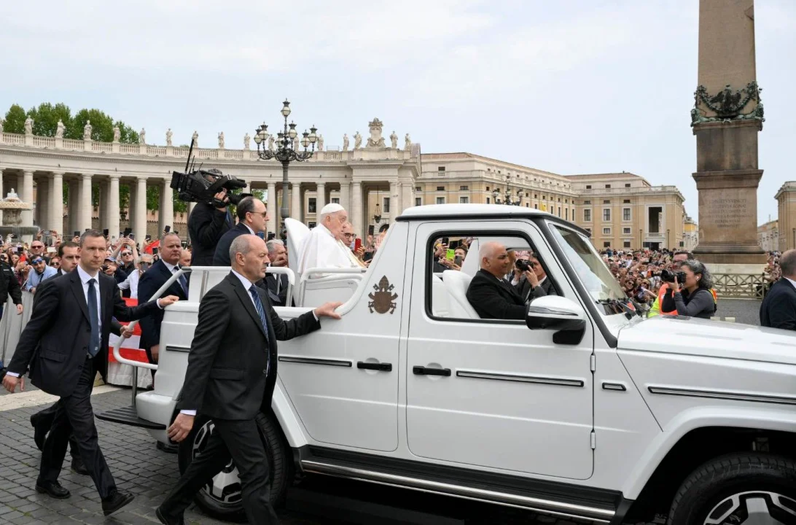 El papa Francisco, al cruzar la plaza San Pedro del Vaticano. El papa Francisco, al cruzar la plaza San Pedro del Vaticano.