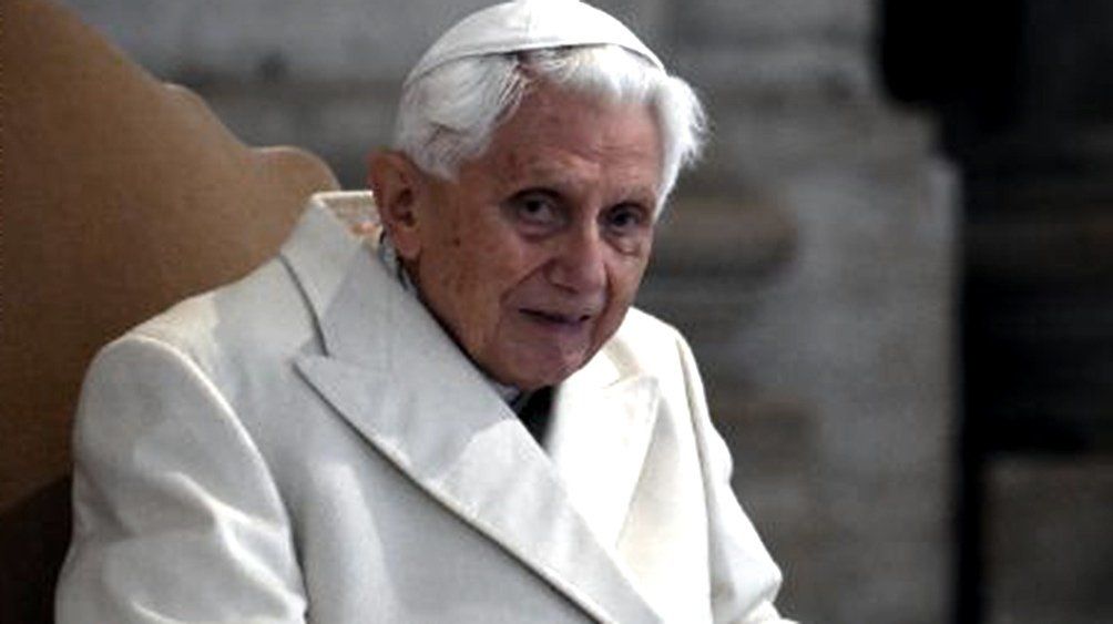 Benedicto XVI vive recluido en un monasterio dentro de los jardines vaticanos. Su salud está bastante deteriorada.