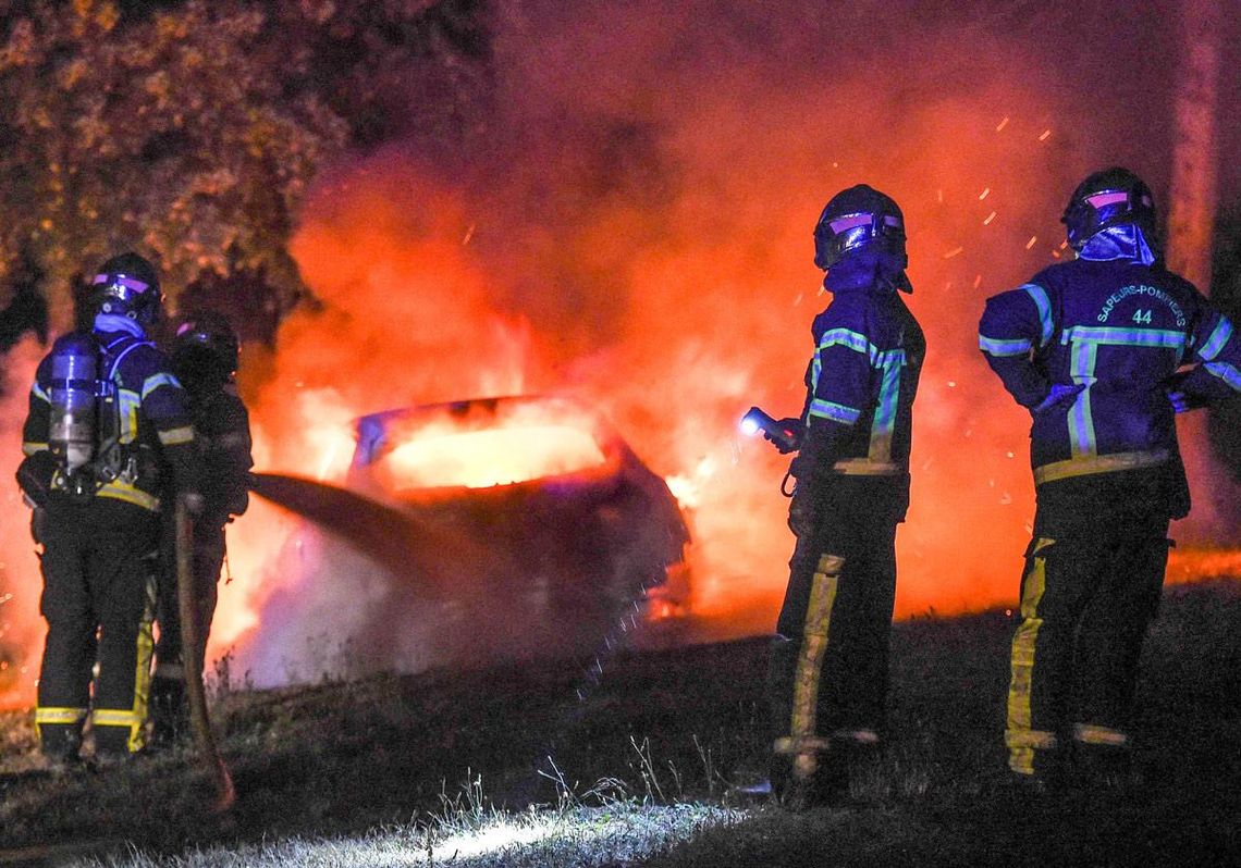 Un bombero de 24 años falleció en Francia en medio de los disturbios sociales.