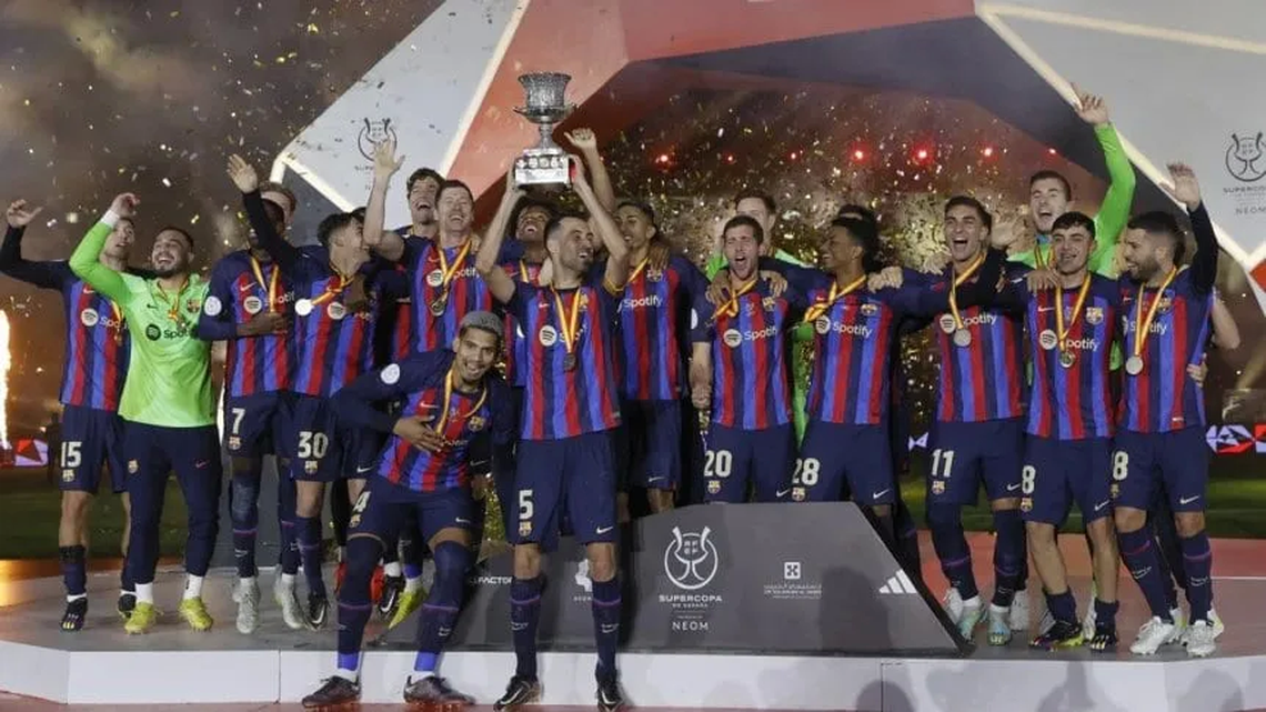 Barcelona levantó la Supercopa de España ante el Real Madrid.