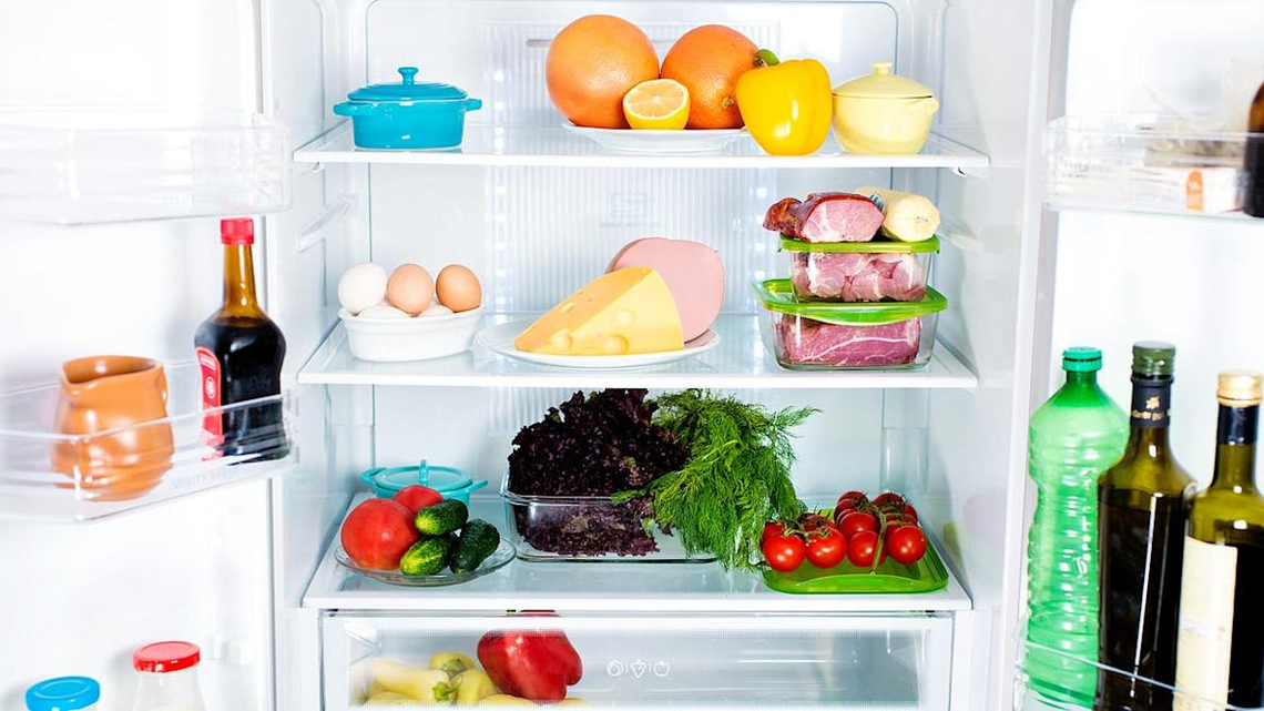 Los errores más comunes al guardar alimentos en la heladera: cómo organizarla