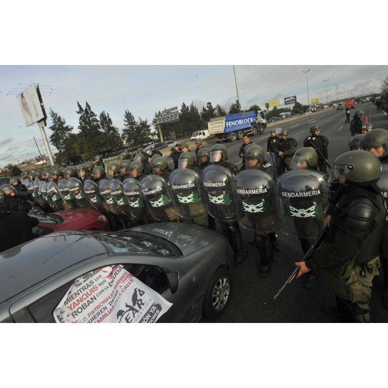 Tensión en Panamericana: manifestantes chocaron con la Gendarmería