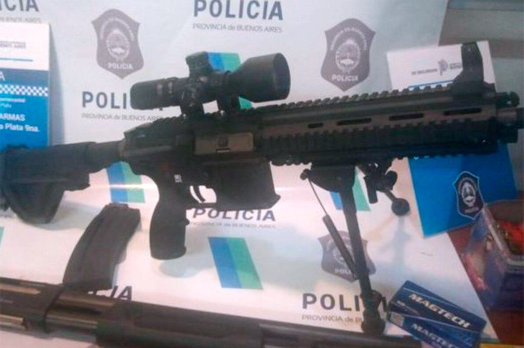 Entre las armas incautadas a los chinos había una ametralladora.