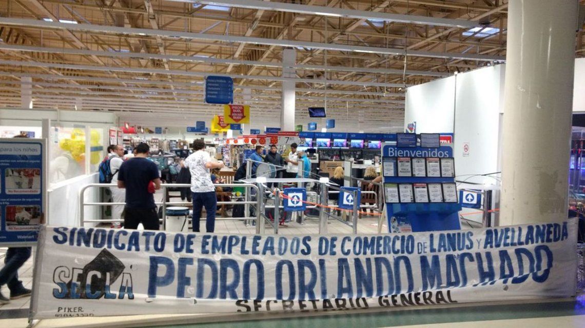 Sarandí: trabajadores de Walmart tomaron la sede por despidos masivos