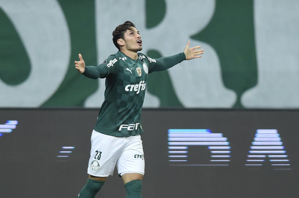 Raphael Veiga celebra uno de los tres goles con los que Palmeiras venció a San Pablo