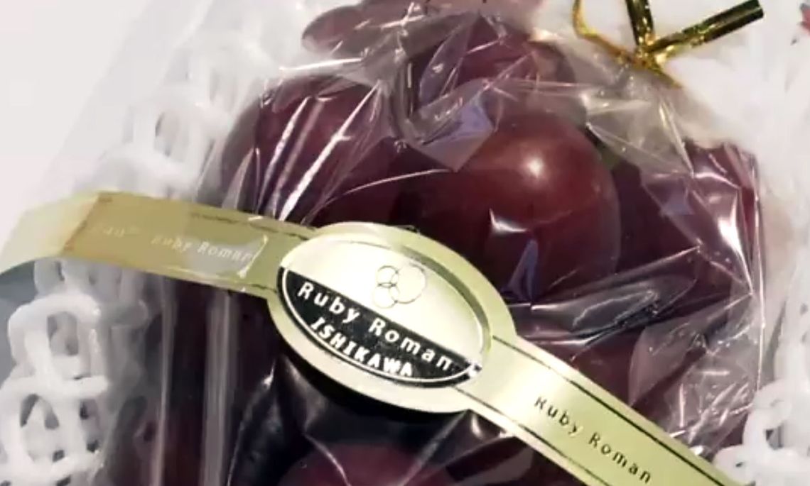Japón: venden un racimo de uvas por 10.800 dólares