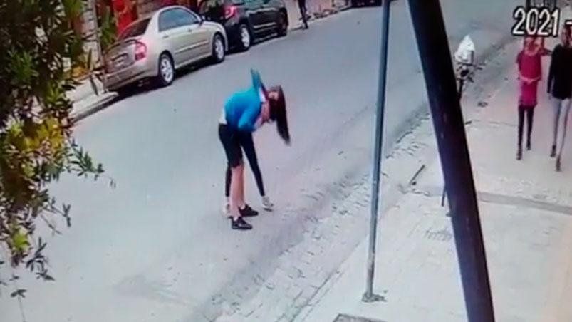 Córdoba: una joven agrede a un novio en el centro de Cosquín. 