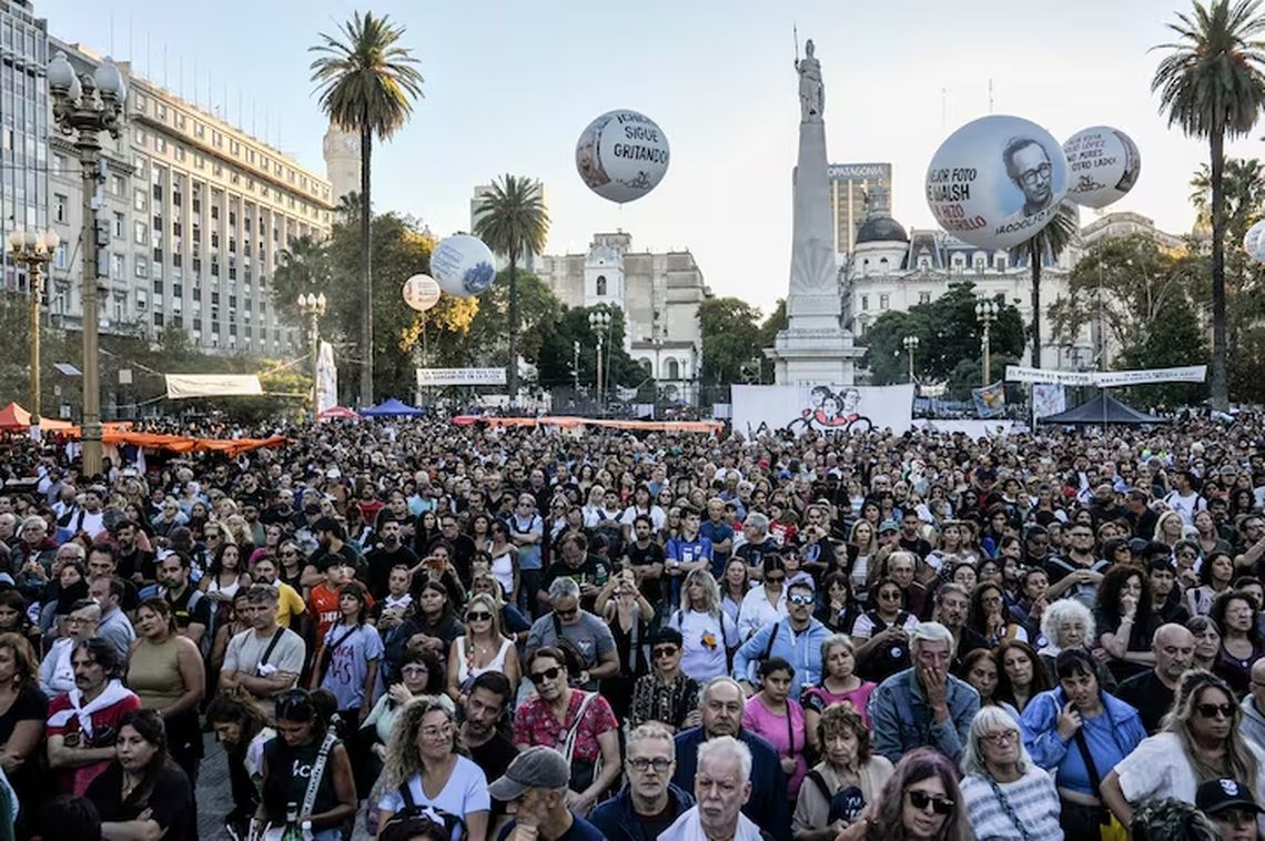 A 50 a&ntilde;os del golpe ya una multitud se concentra en Plaza de Mayo.