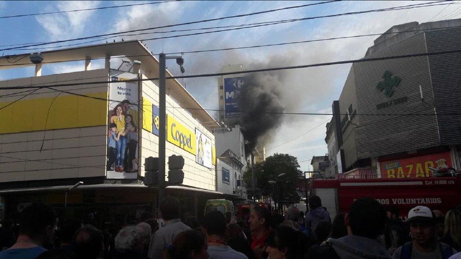 Quilmes Centro: feroz incendio en edificio de la Peatonal Rivadavia dejó 30 mil usuarios incomunicados