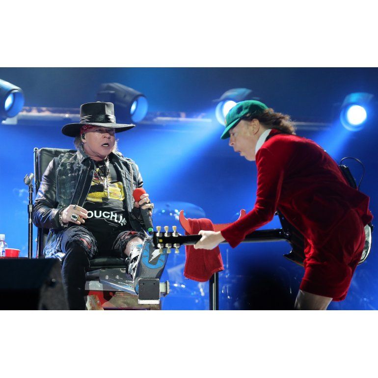 La crítica elogió a Axl Rose tras su debut en AC/DC
