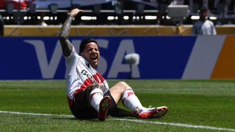 El dolor del delantero en el césped del Lumen Field.
