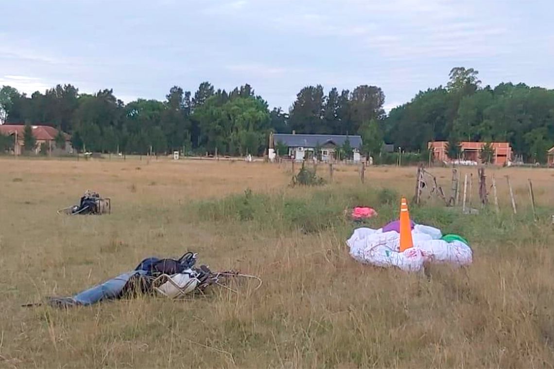 Los restos de los paramotores que cayeron a tierra en la tarde del viernes