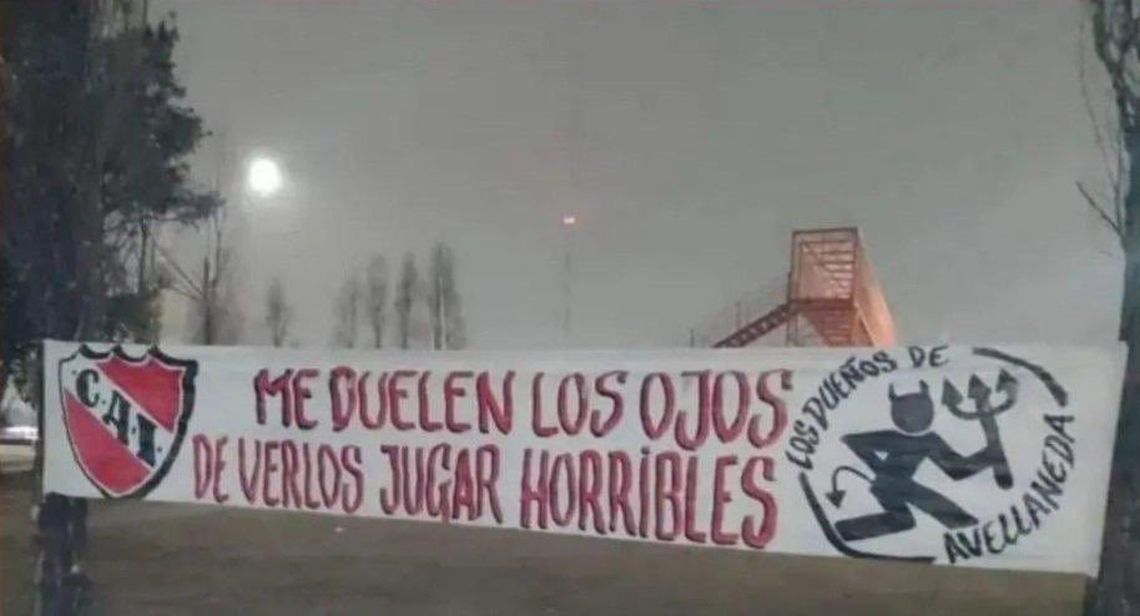 Villa Domínico amaneció con estos carteles contra los jugadores de Independiente