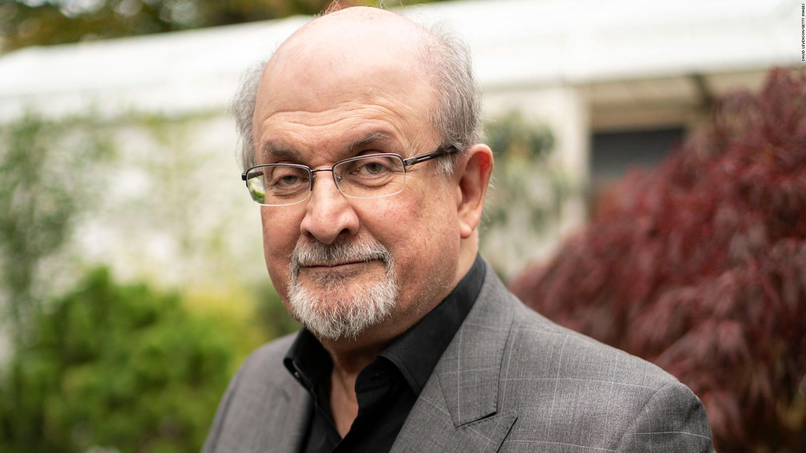 Nueva York: atacaron al escritor Salman Rushdie durante una lectura pública