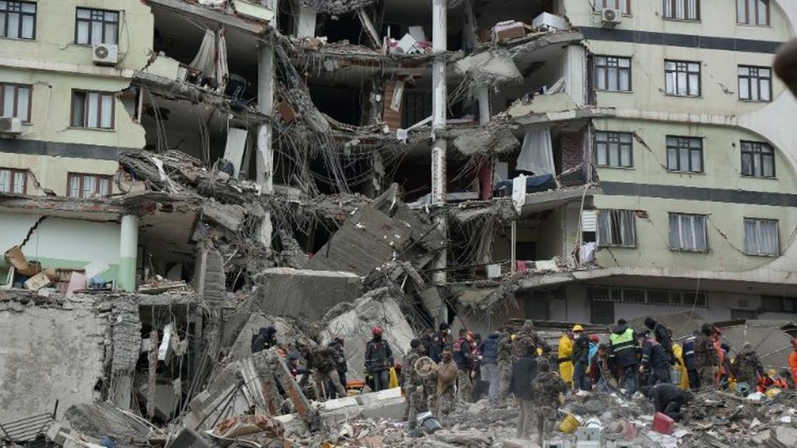 Más de 3.000 personas murieron en Turquía y hay al menos 20.000 heridos.