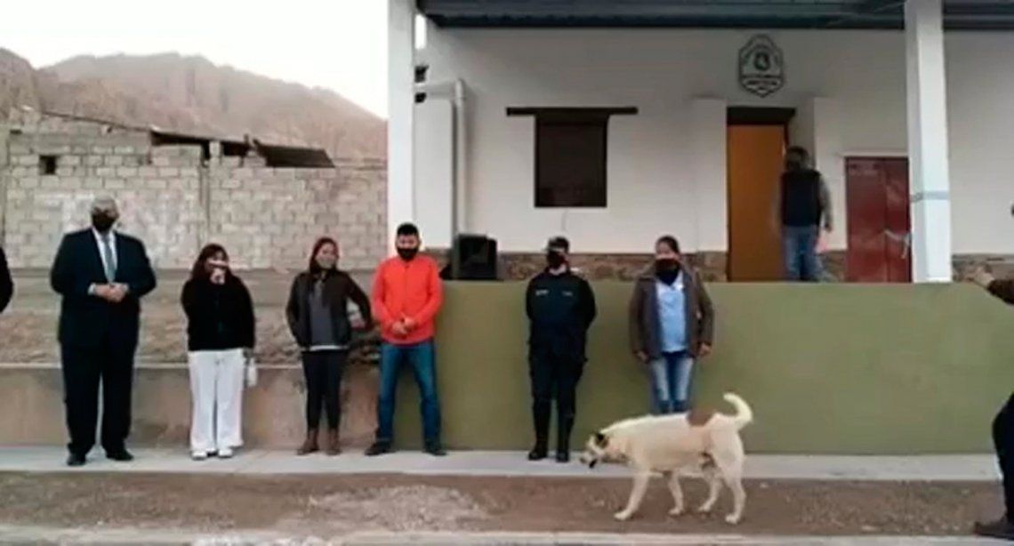 El momento en que el perro se mete en el acto del Municipio de Maimará, Jujuy