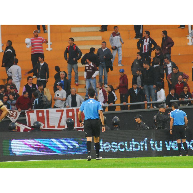 Fútbol violento: un muerto y suspensión en Estudiantes-Lanús