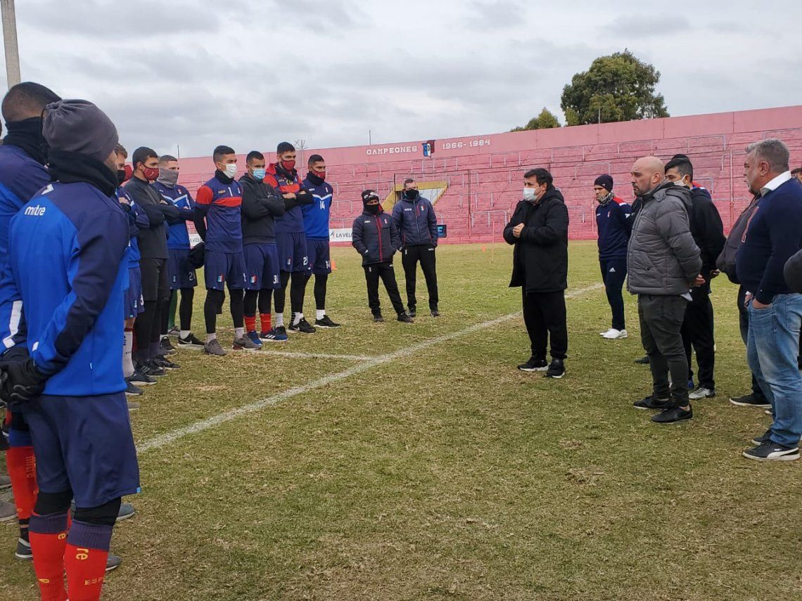 Ricardo Caruso Lombardi se presentó ante el plantel de Deportivo Español, que milita en la C.