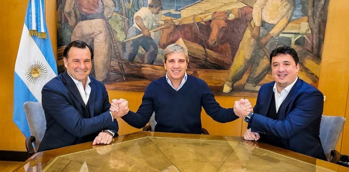 Luis Caputo con los funcionarios salientes. 