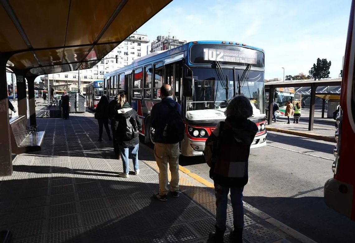 Para poder usar el transporte público habrá que pagar el boleto un 40% más caro.