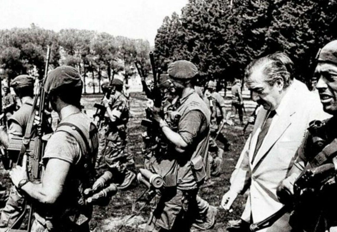 Copamiento de La Tablada: Alfonsín ingresa al regimiento recuperado (Enero 1989)