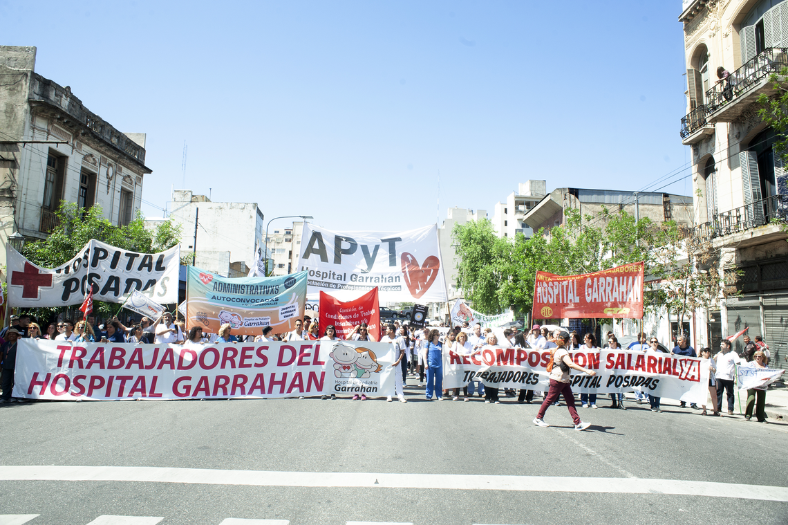 Trabajadores del Garrahan paran en reclamo de recomposición salarial.
