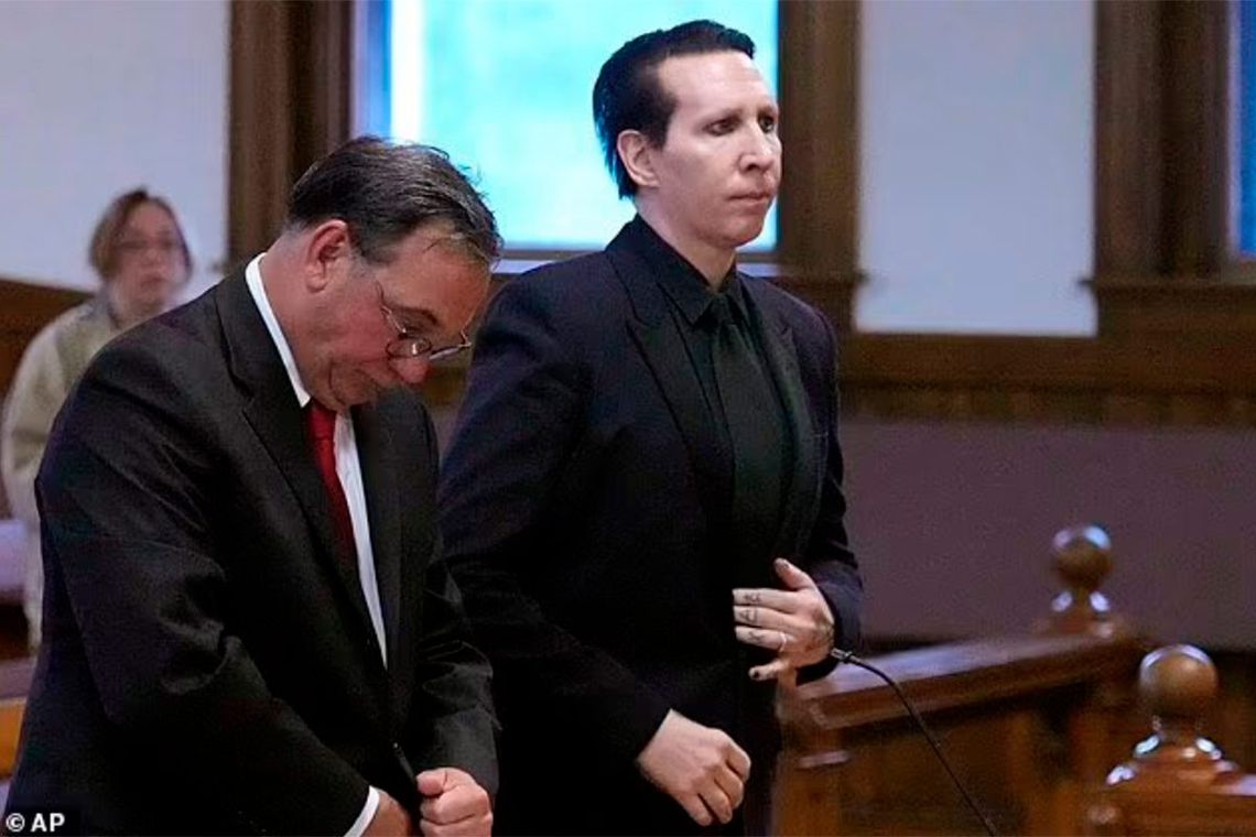 Condenaron a Marilyn Manson por sonarse la nariz sobre una camarógrafa