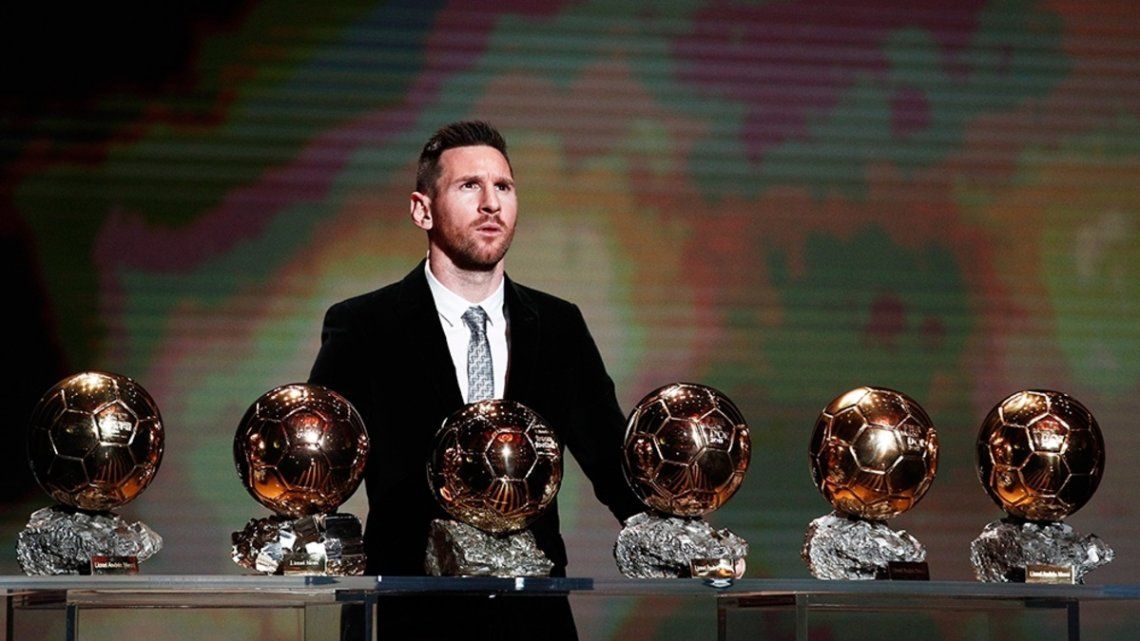 Lionel Messi junto a sus seis balones de oro. 