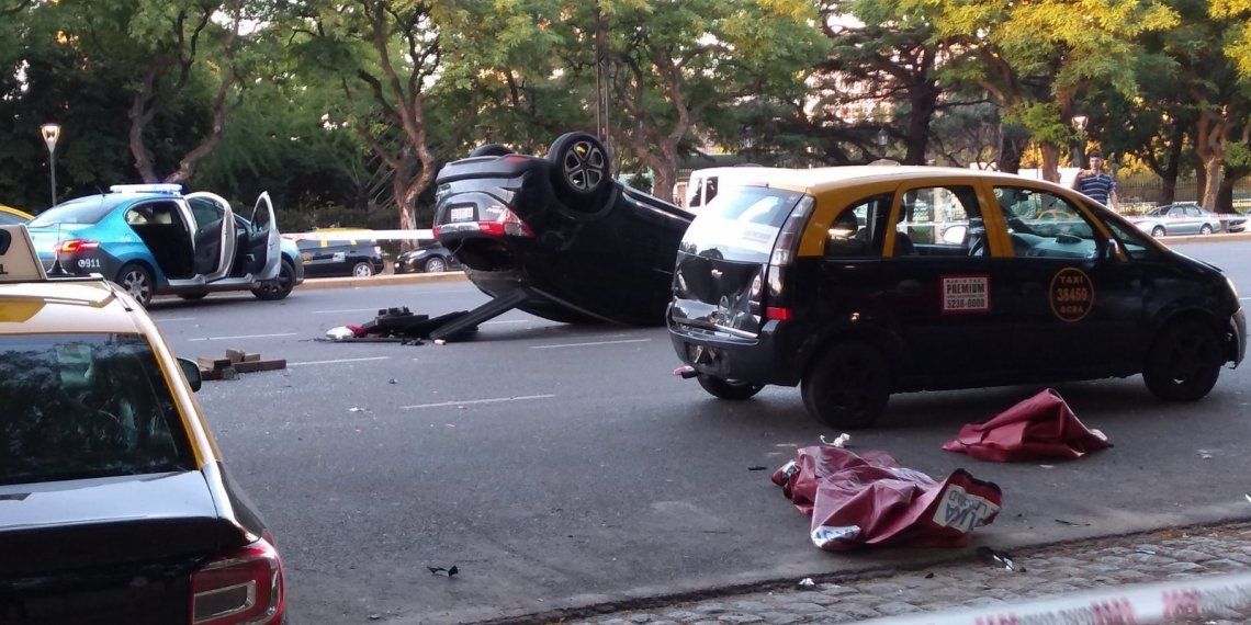 Un auto chocó a taxis estacionados en Palermo: dos muertos y cuatro heridos