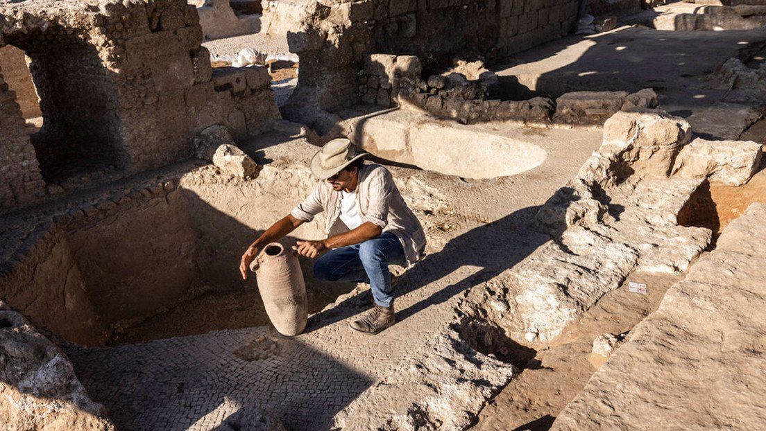 Un grupo de arqueólogos trabaja en el sitio descubierto en Yavné que supo ser un gigantesco centro de producción de vino