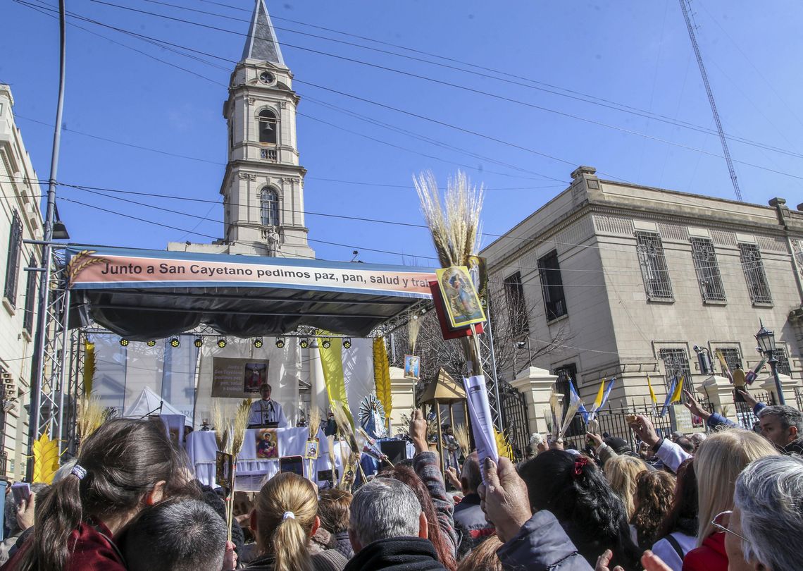 Los fieles llegan a la parroquia de San Cayetano para pedir paz
