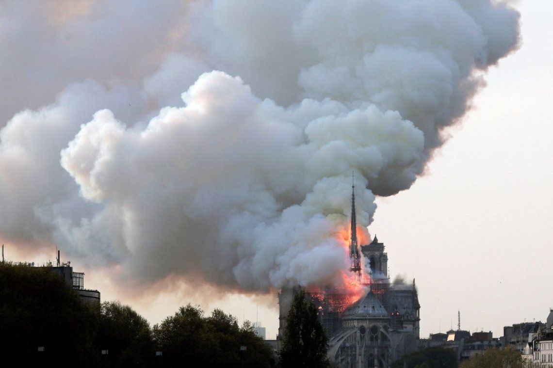 Notre Dame, el emblema de París, en llamas