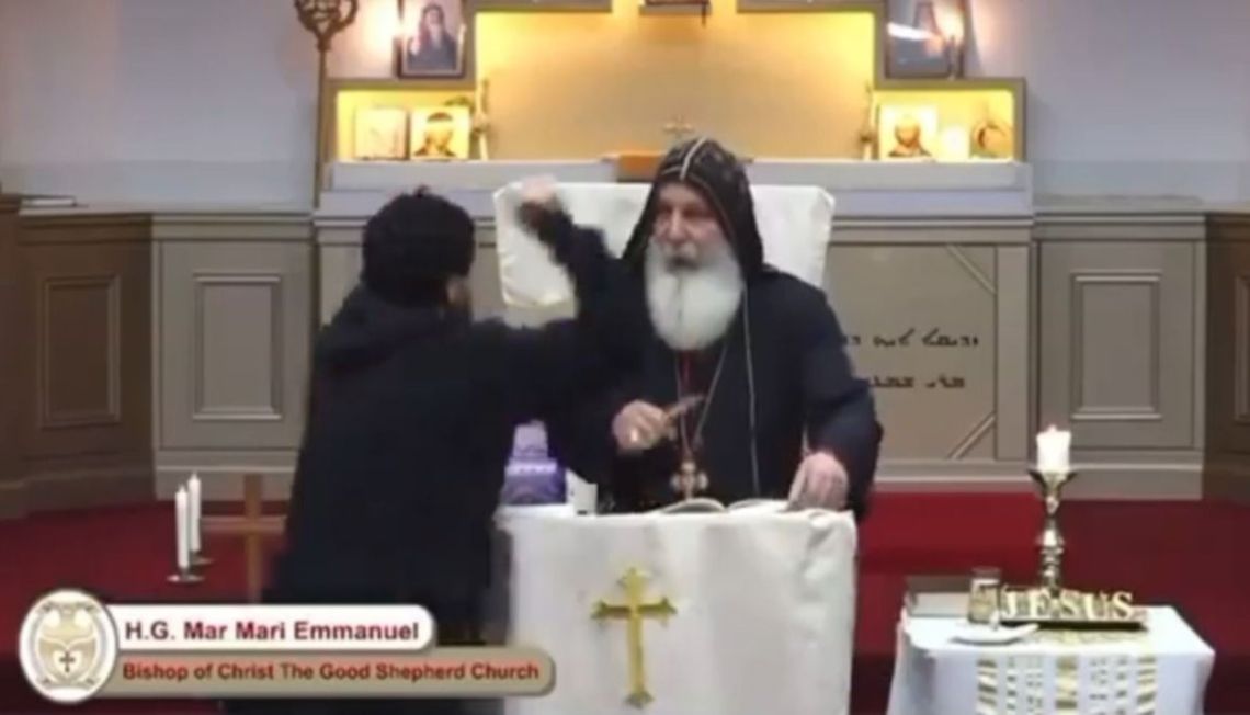 En el vídeo se observa cómo un hombre vestido de negro se acerca al altar donde el religioso se dirige a su parroquia y apuñala al sacerdote en repetidas ocasiones.