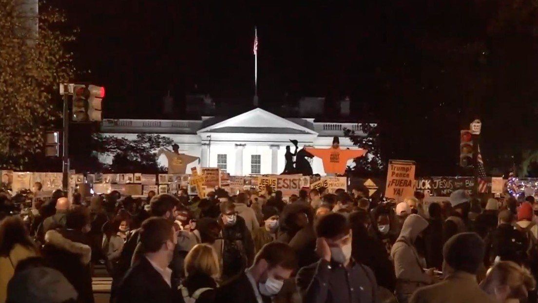 Washington - Manifestantes frente a la Casa Blanca reclaman vigencia de la democracia 