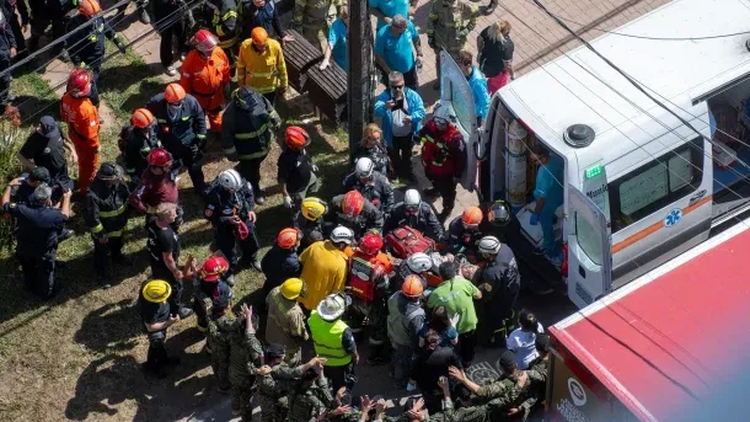 Una mujer de 79 años pudo ser rescatada con vida de entre los escombros.