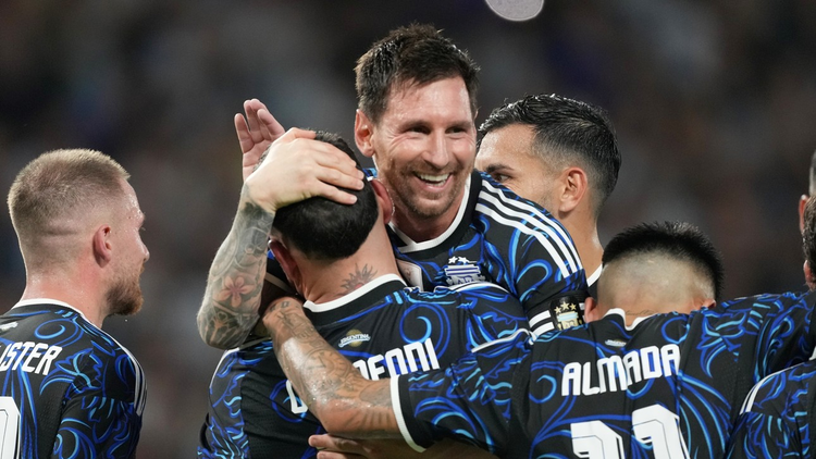 Leo hizo un gol, dio una asistencia y cedió un penal a Otamendi. Foto: AP.