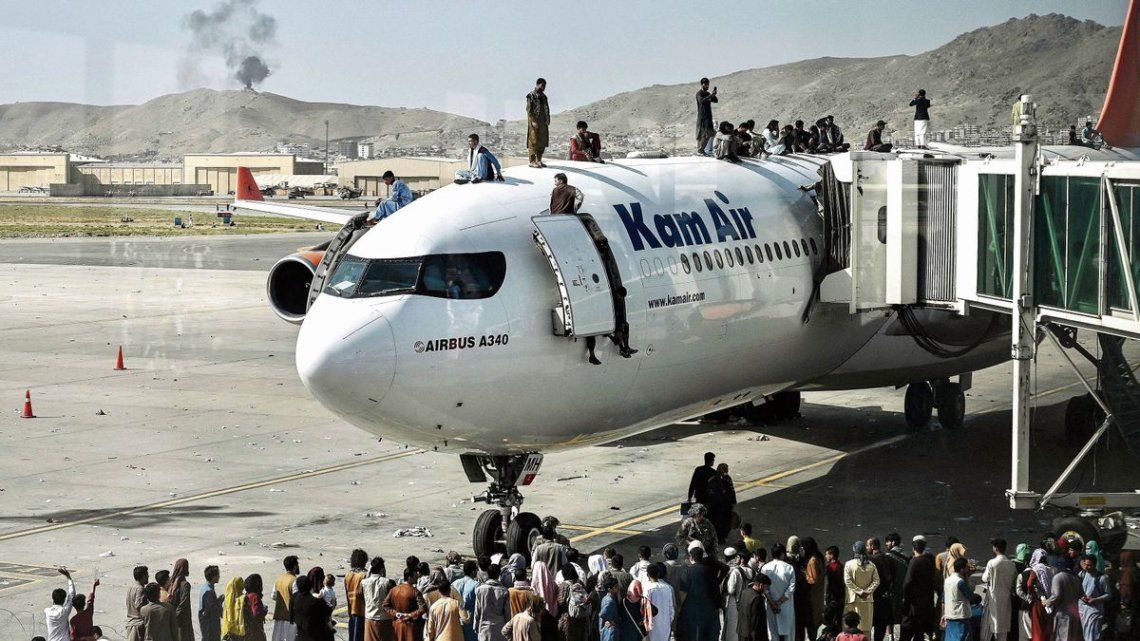 Miles de personas acudieron este lunes al aeropuerto de Kabul en un intento por huir del país tras la ofensiva relámpago de los insurgentes.