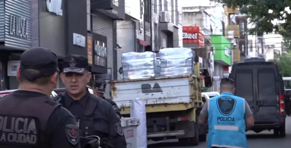 Mega operativo para combatir manteros, trata de personas y trabajo esclavo en el barrio porteño de Flores