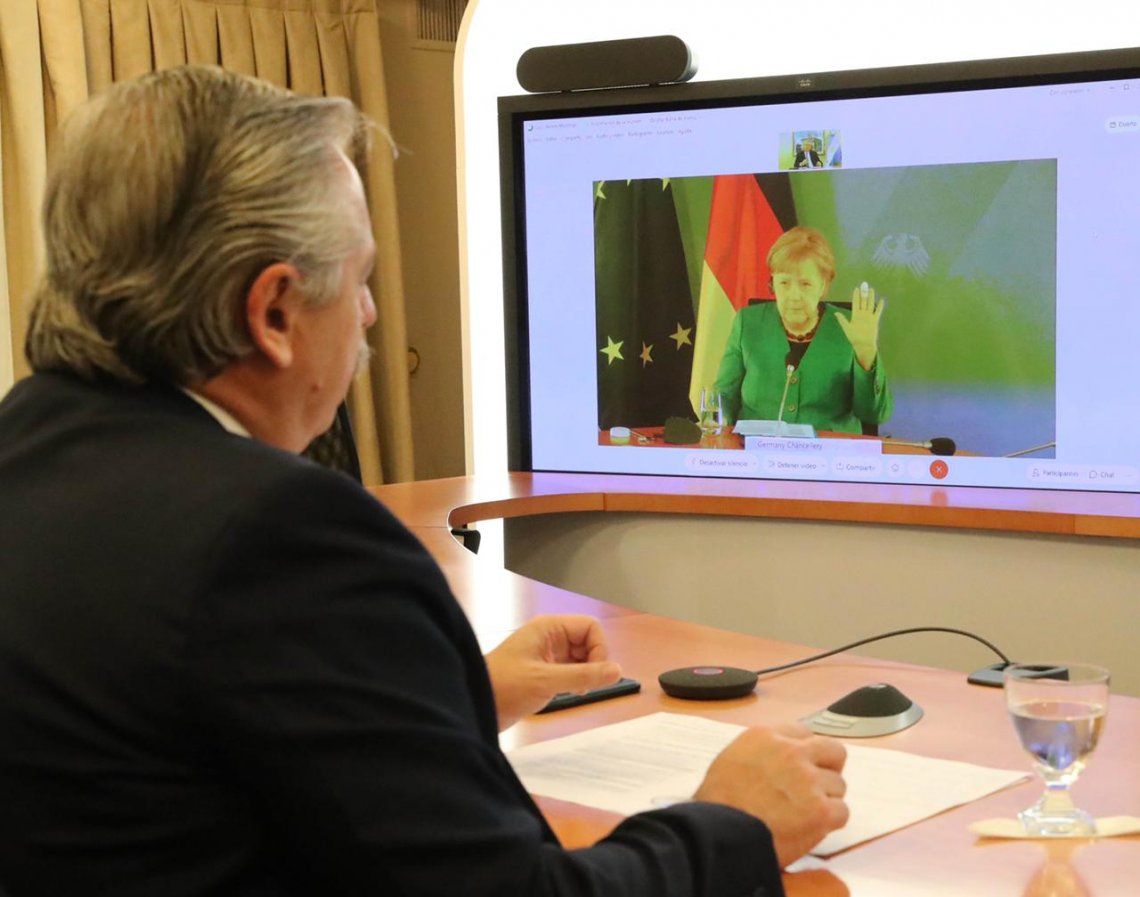 El presidente Alberto Fernández mantiene una videoconferencia con la canciller de Alemania