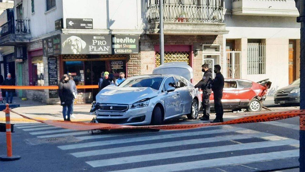 Uno de los delincuentes fue capturado luego de que chocara contra varios autos estacionados en el cruce de Picheuta y Cobo con un Peugeot 508 robado.