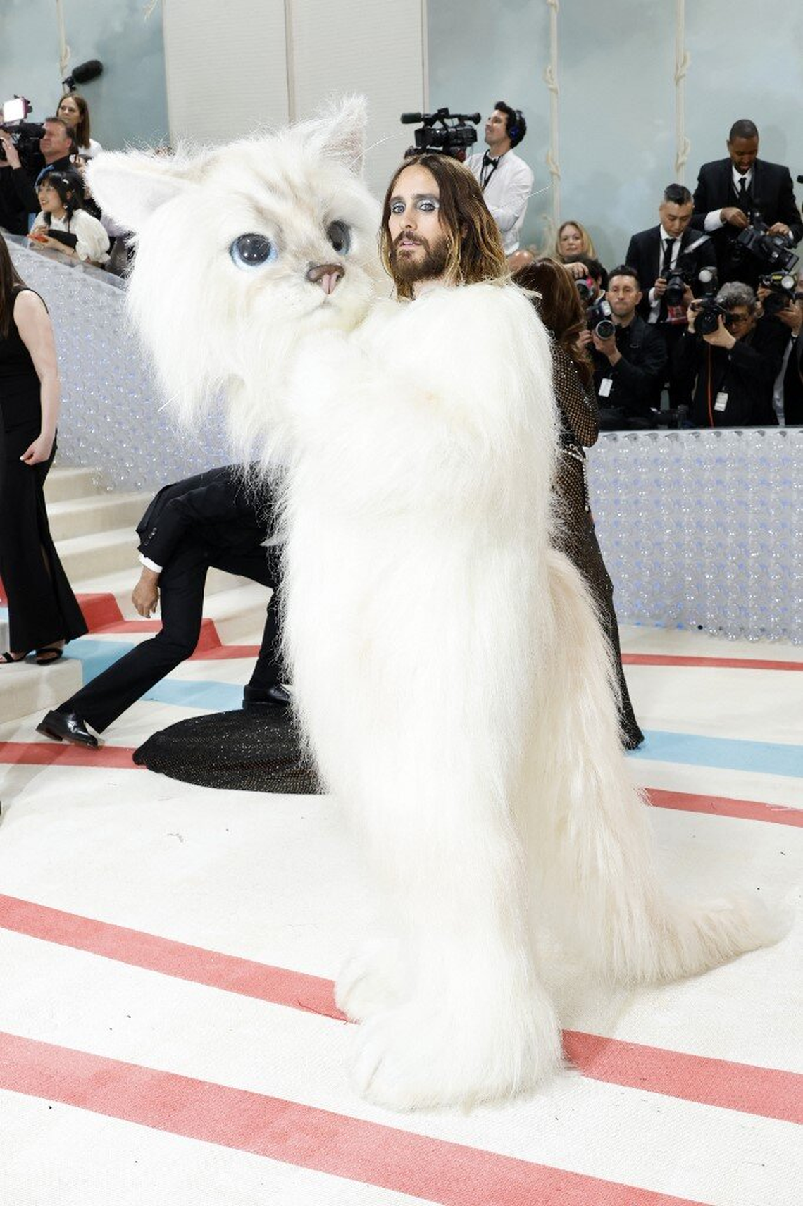 Jared Leto sorprendió a los presentes al disfrazarse de Choupette, la gata y reconocida mascota de Karl Lagerfeld