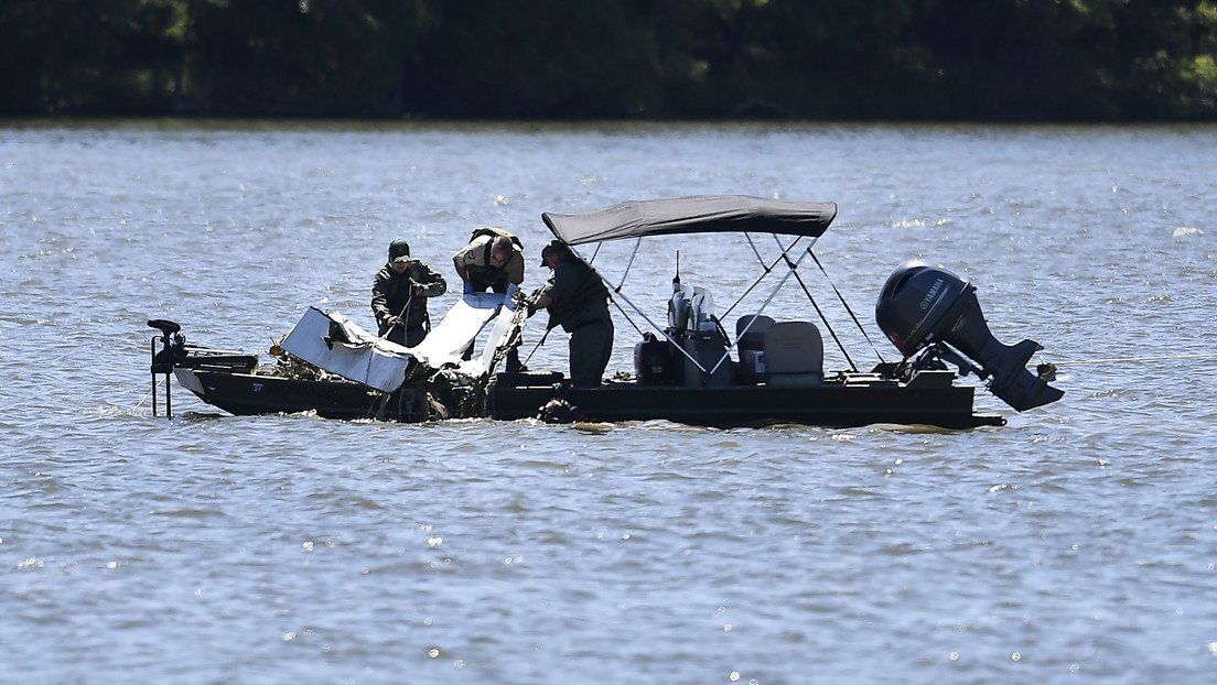 El personal de emergencia retira los restos del avión tras el accidente en el lago Percy Priest, Tennessee