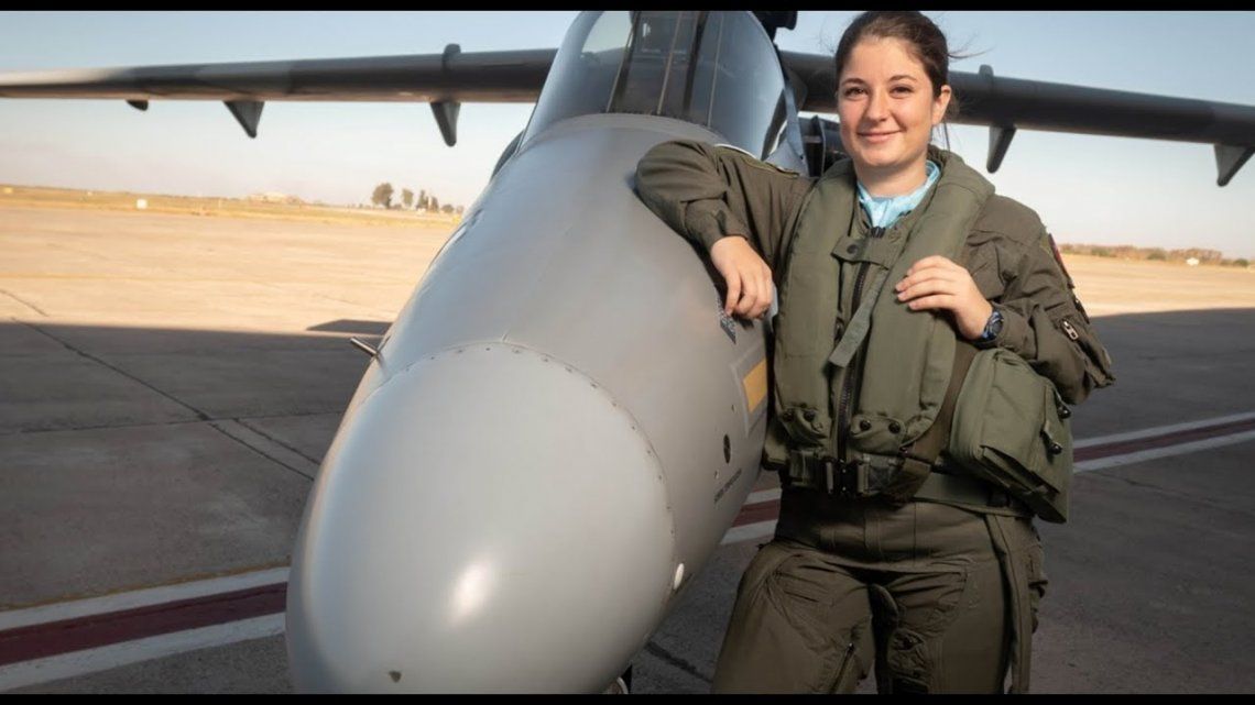 La teniente Sofía Vier es la primera mujer piloto de caza del país.