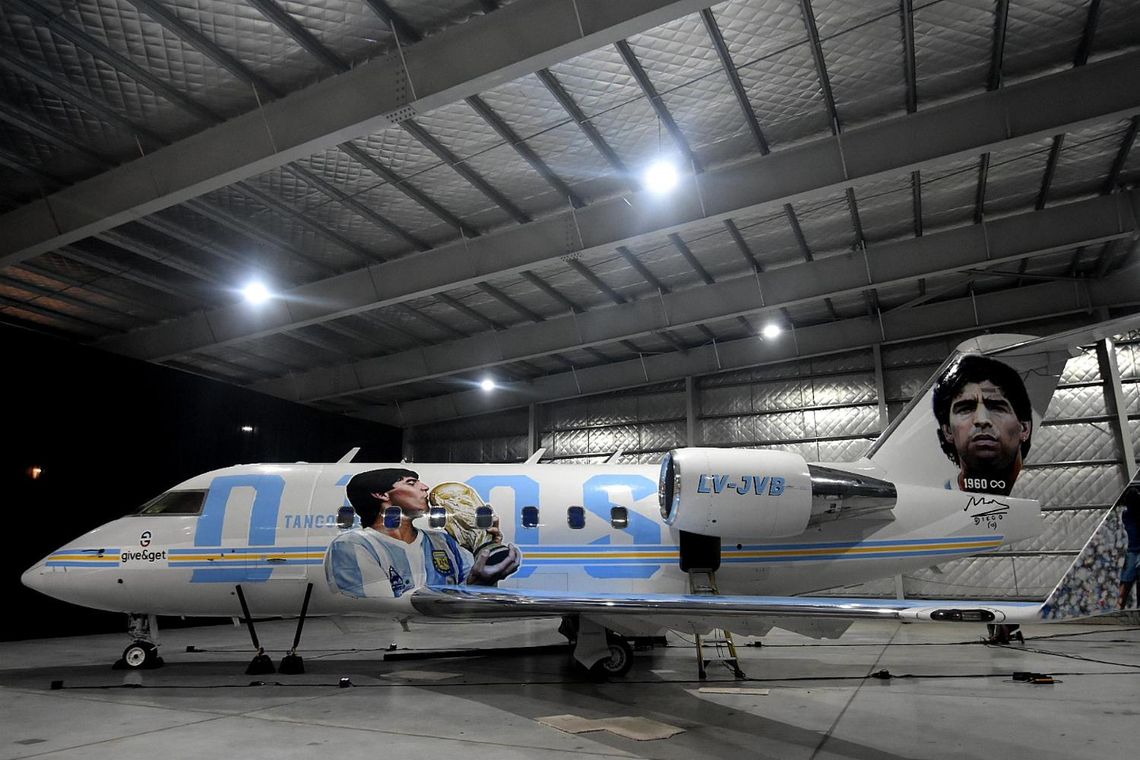 ueEl avión pintado con imágenes de Maradona que irá al Mundial de Qatar.